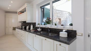 JÀÀkaappi, mikroaaltouuni, uuni, liesi