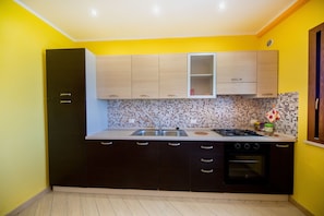 Refrigerador, horno, placa de cocina, cafetera/tetera