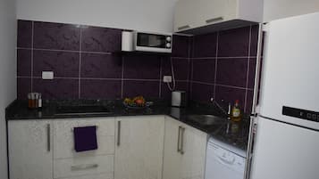 Geladeira, micro-ondas, cooktop, lava-louças