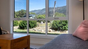 2 bedrooms, iron/ironing board, WiFi, bed sheets - The Lodge | Crackenback | Spacious | Amazing views (Crackenback)