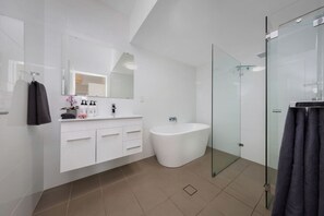 Baignoire, séchoir à cheveux