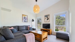 TV, Netflix, streaming services - The Lodge | Crackenback | Spacious | Amazing views (Crackenback)