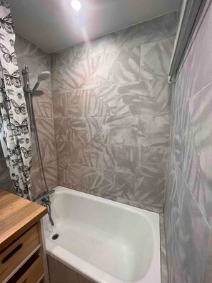 Combined shower/bathtub, hair dryer, towels