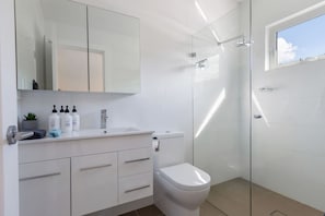 Rainfall showerhead, hair dryer, towels - The Outlook | Crackenback | Amazing views | Skiing (Crackenback)