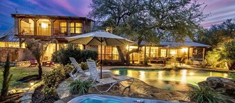 Rock n Wood- 3 private living quarters, sleeps 13, swimming pool, two hot tubs, minutes to downtown!