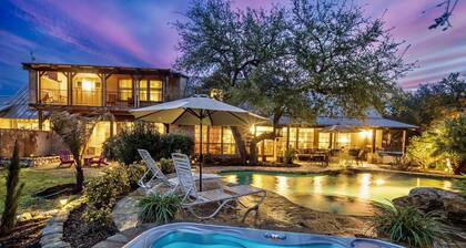 Rock n Wood- 3 private living quarters, sleeps 13, swimming pool, two hot tubs, minutes to downtown!