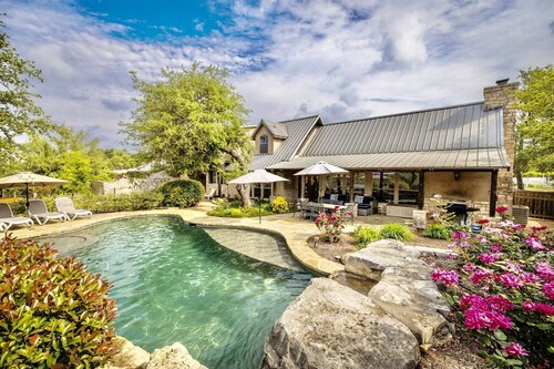 Rock 'n' Wood - Pool, 3 Living Quarters, 2 Hot Tubs, Sleeps 13, Minutes to Downtown Wimberley!