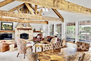 Télévision, cheminée