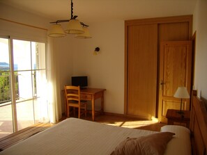 3 slaapkamers, een strijkplank/strijkijzer, wifi, beddengoed