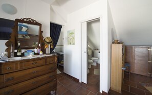 Dusche, Haartrockner, Bidet, Handtücher