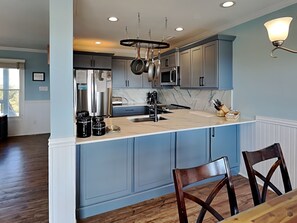 Réfrigérateur, four à micro-ondes, un four, surface de cuisson