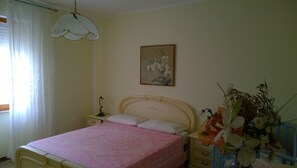 2 bedrooms, iron/ironing board, Internet, bed sheets