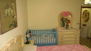 2 bedrooms, iron/ironing board, Internet, bed sheets