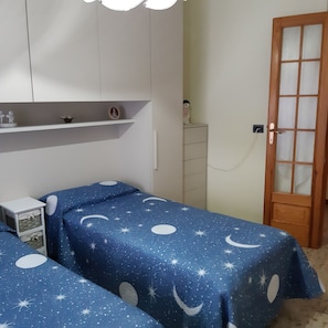 2 soverom, strykejern/-brett, internettilgang og sengetøy