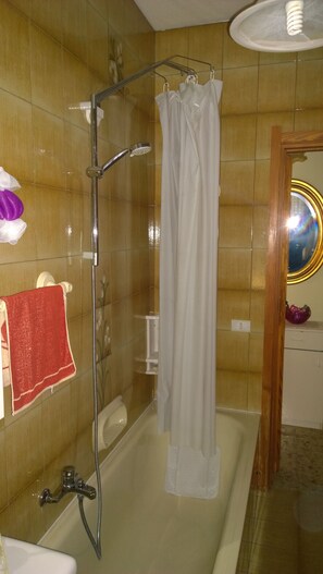 Kombination af bruser/badekar, hårtørrer, bidet, håndklæder