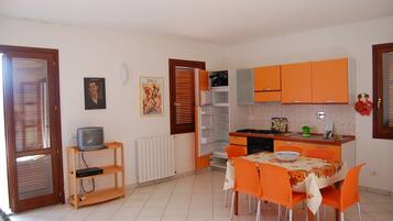 KĂŒhlschrank, Ofen, Herdplatte, Wasserkocher mit Kaffee-/Teezubehör