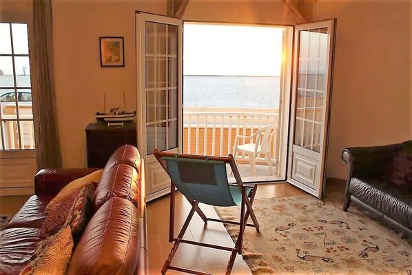 Televisor intel·ligent i llibres