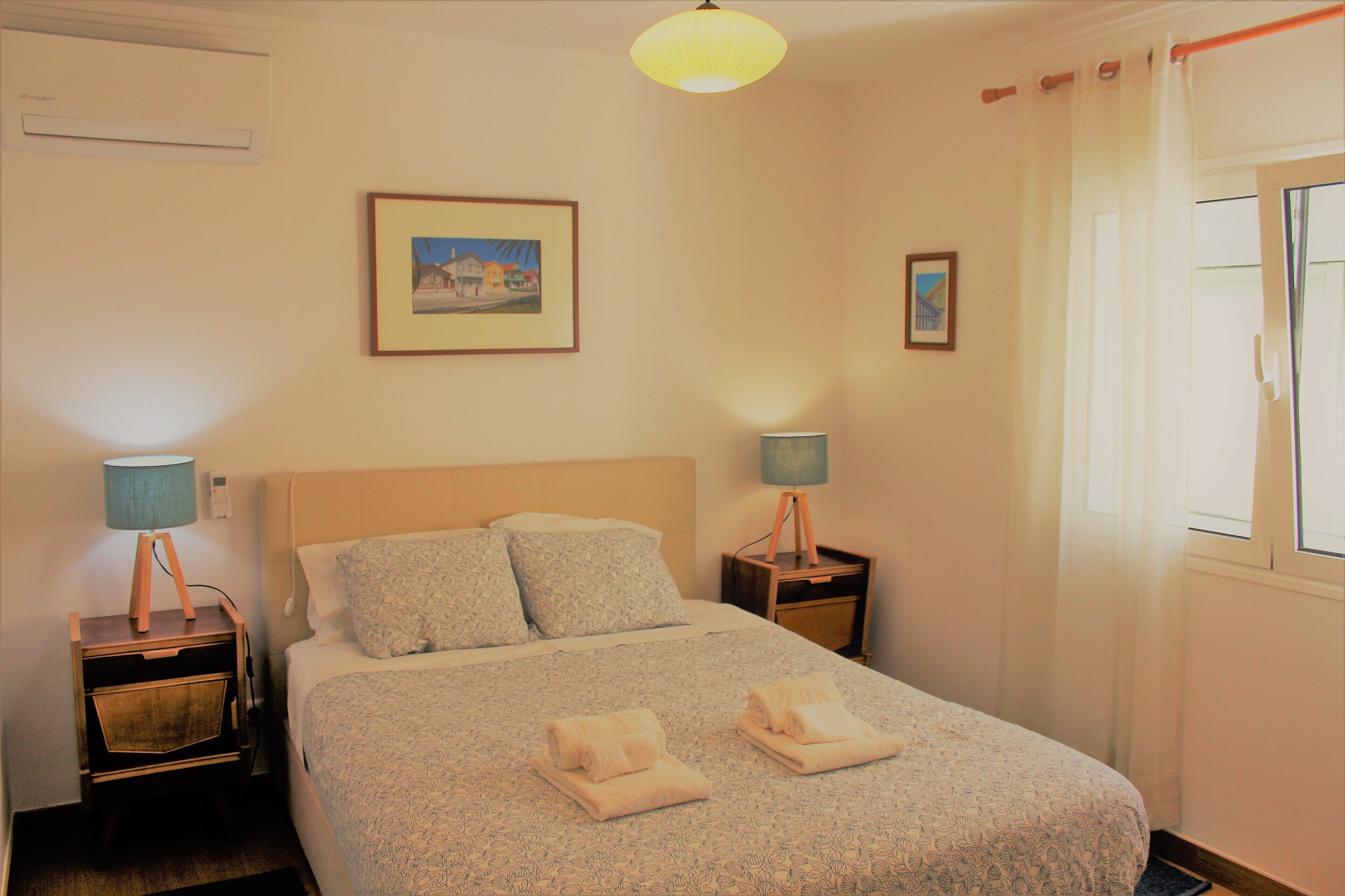 2 habitaciones, tabla de planchar con plancha y cuna de viaje 