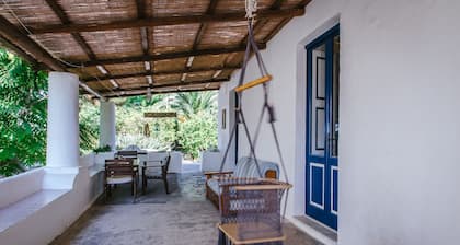 Il Palmento Di Salina ist ein typisch Àolisches Privathaus mit Terrasse und Garten mit Meerblick