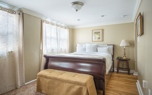 2 bedrooms, iron/ironing board, free WiFi, bed sheets - Sweet Garden Home on Jones Street Across From Clary's by Lucky Savannah (Savannah)