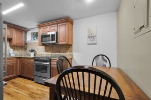 Fridge, microwave, oven, stovetop - Sweet Garden Home on Jones Street Across From Clary's by Lucky Savannah (Savannah)