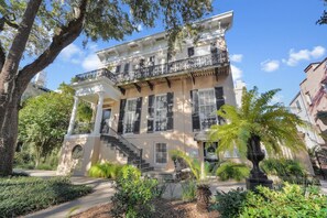 Exterior - Sweet Garden Home on Jones Street Across From Clary's by Lucky Savannah (Savannah)