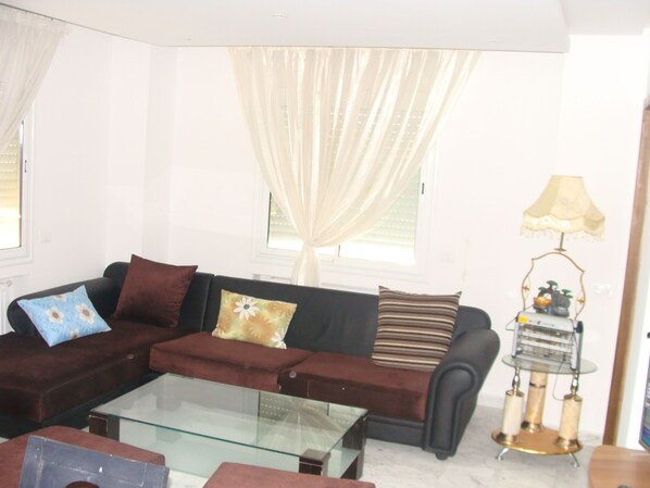Duplex | Living room | Flat-screen TV, fireplace
