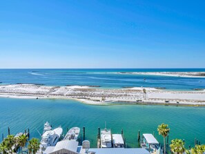 Nær stranden, solsenger og strandhåndklær
