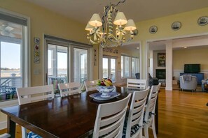 Dining - Private designer home “Maison Blanc": ICW-Figure 8: sleeps 10. Amazing views! (Wilmington)
