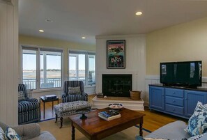 Smart TV, fireplace, DVD player, books - Private designer home “Maison Blanc": ICW-Figure 8: sleeps 10. Amazing views! (Wilmington)