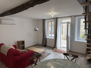 Basic Room (Les Temps Perdus) | Lobby - Les Temps Perdus (Prehy)