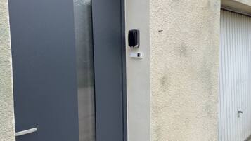 Studio, salle de bains attenante (Studio 36 rue Vaucharmes) | EntrĂ©e de lâhĂ©bergement