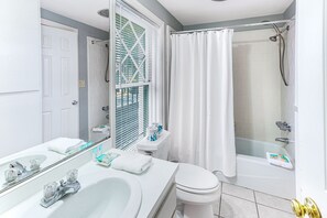 Combined shower/tub, hair dryer, towels - Intimate Getaway for Two, Steps from Forsyth Park by Lucky Savannah (Savannah)