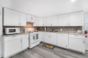Frigorifero, microonde, forno, piano cottura
