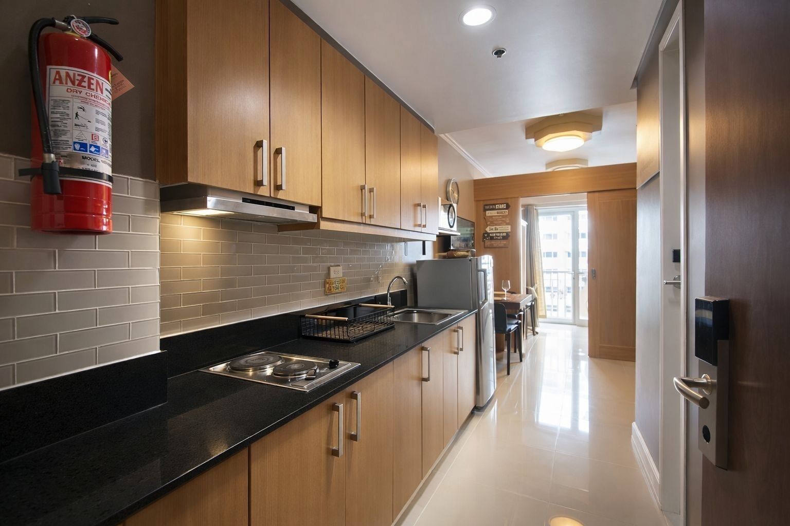 Frigorífico, microondas, placa de cocina y hervidor eléctrico