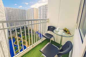 Property grounds - 1 BR Fully Furnished Condo Across MOA with Pool and Parking - Shore Bldg B, 1246 (Pasay City)