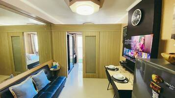 1 habitación, tabla de planchar con plancha, wifi gratis y ropa de cama