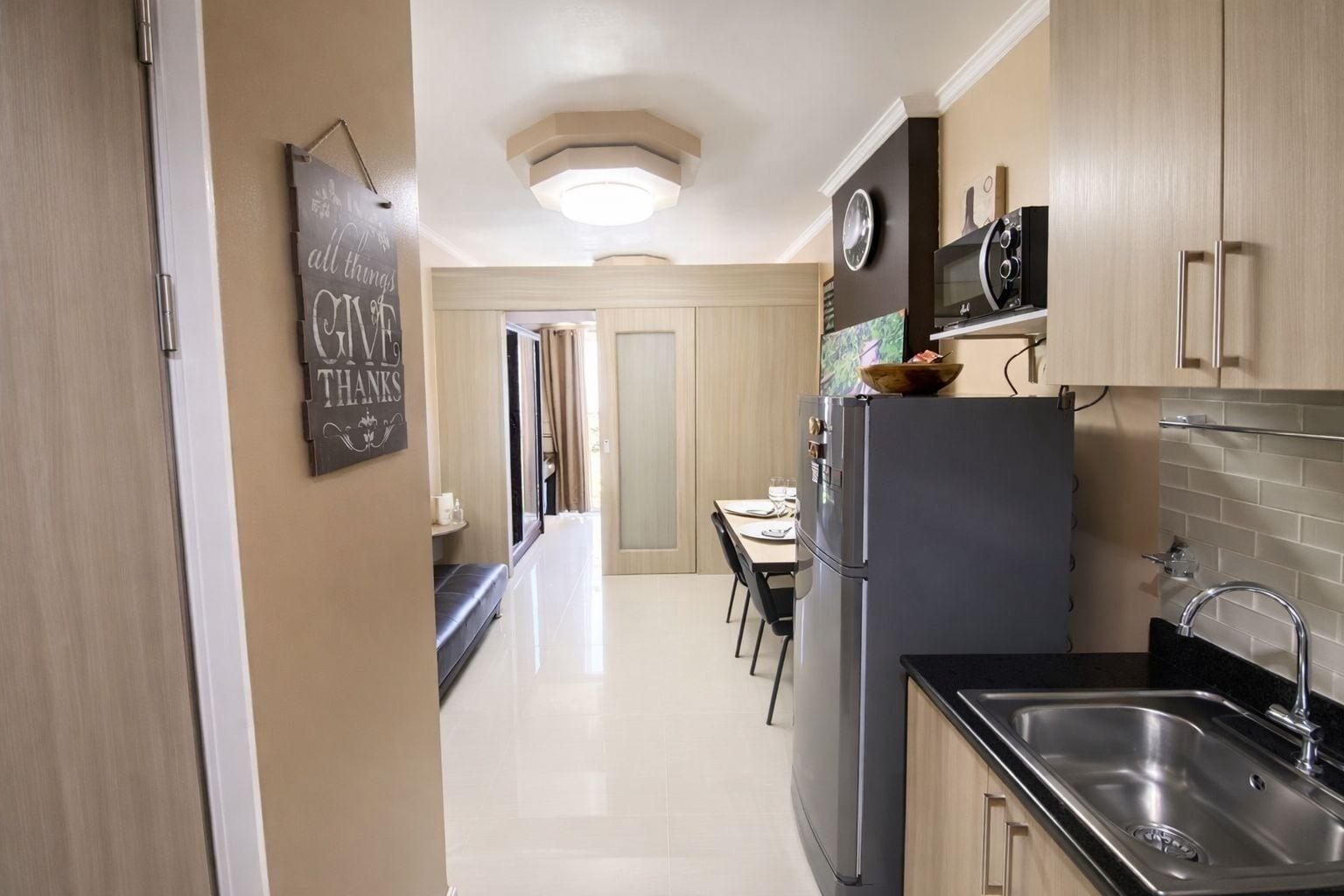 Frigorífico, microondas, placa de cocina y hervidor eléctrico