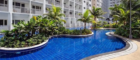 Outdoor pool, a heated pool