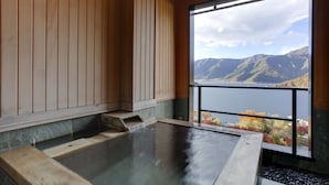 A hot spring bath with a view of mountains and autumn foliage. - Rakuyu (Fujikawaguchiko)
