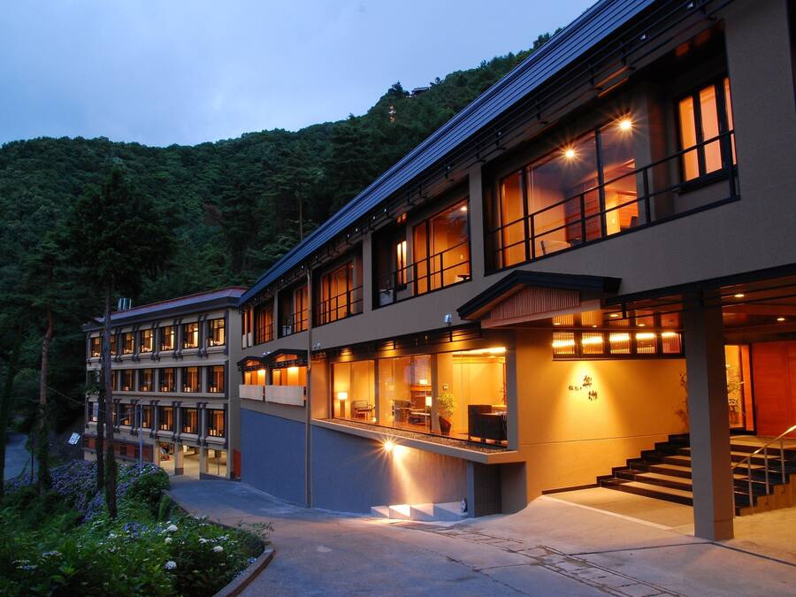 Facciata della struttura - sera/notte