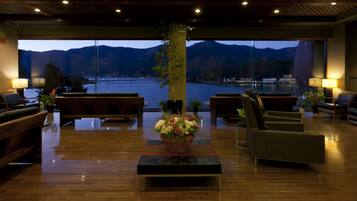 Coin salon dans le hall