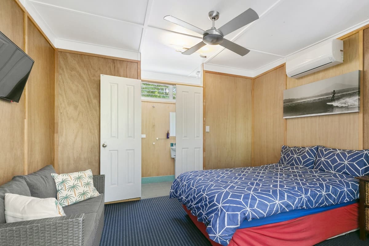 Basic Double Room, 1 Double Bed, Ensuite | 1 bedroom, premium bedding, in-room safe, bed sheets