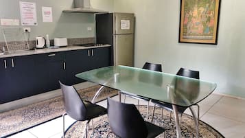 Nevera en la zona común y microondas en la zona común
