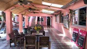 Gemeinsamer Basic-Schlafsaal, Gemischter Schlafsaal, Gemeinschaftsbad | Blick auf den Innenhof