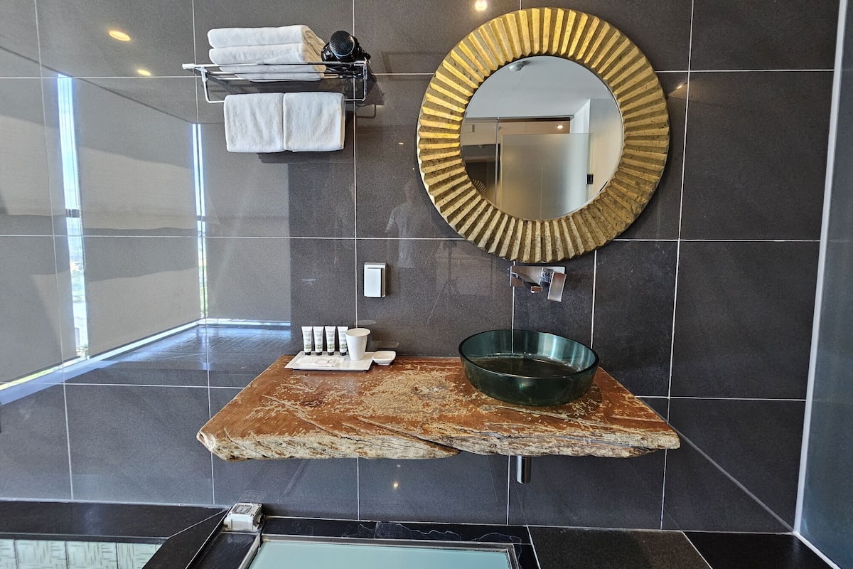 Doccia, asciugacapelli, asciugamani, sapone