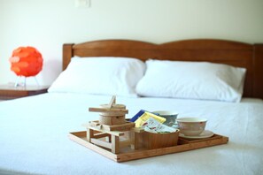 Egyptian cotton sheets, premium bedding, desk, soundproofing - Dan Dan House (Tongluo)