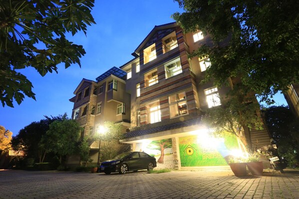 Exterior - Dan Dan House (Tongluo)