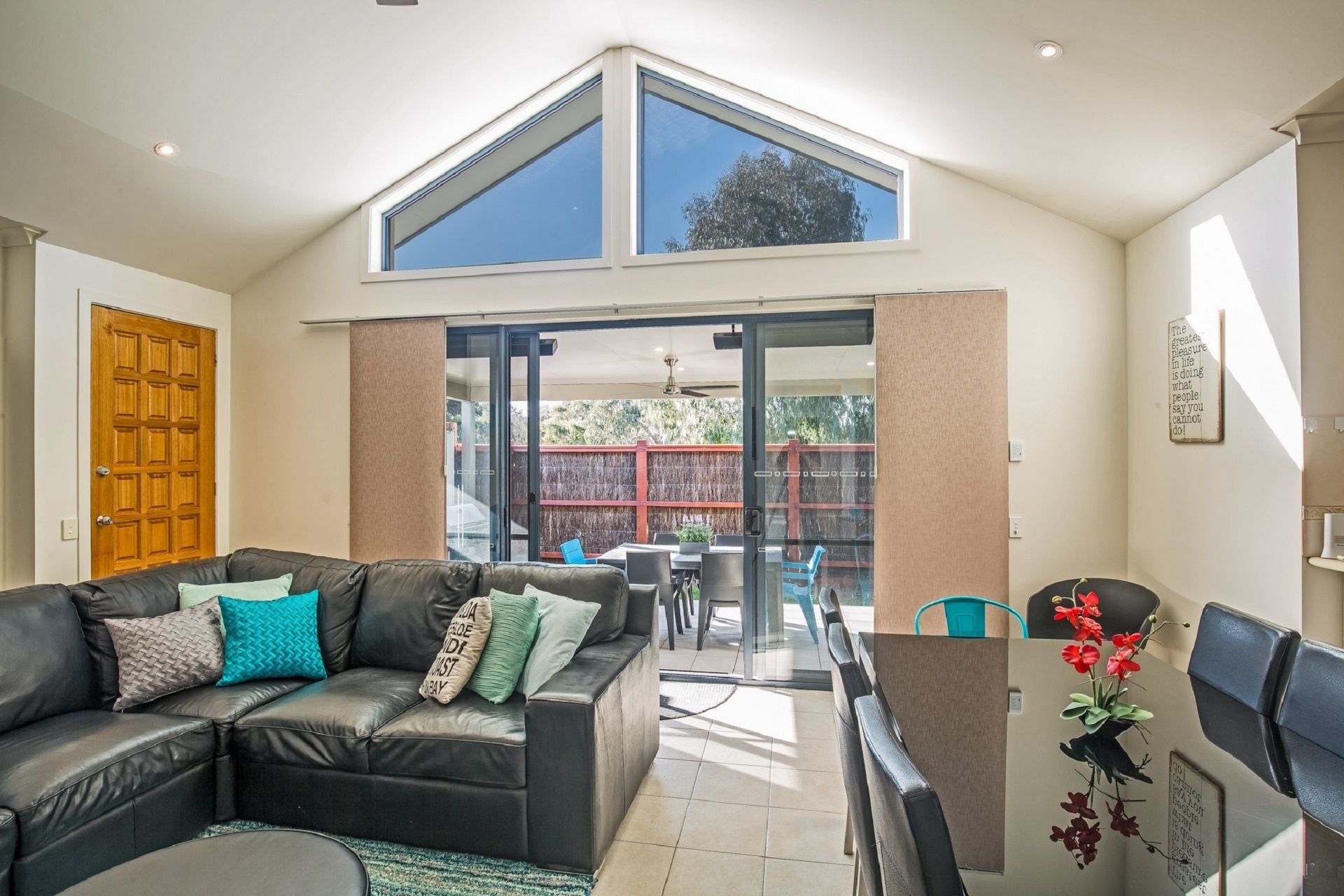 TV layar datar dan pemutar DVD