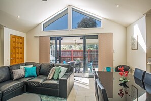 Flat-screen TV, DVD player - Sails on Chapel (Cowes)